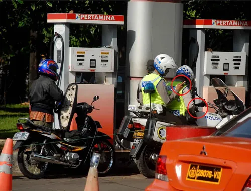 Oknum Polisi 'Main' HP di SPBU