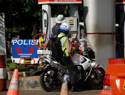 Oknum Polisi Isi Premium