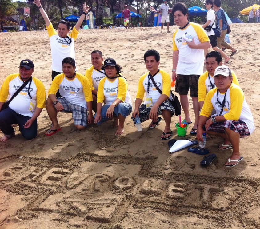 orang buat logo chevrolet di pasir pantai kuta d65b4a