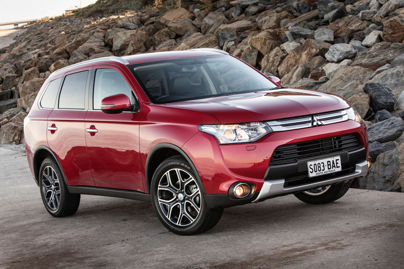 Mitsubishi Outlander 2015 Mengaspal Harga dan Spek 