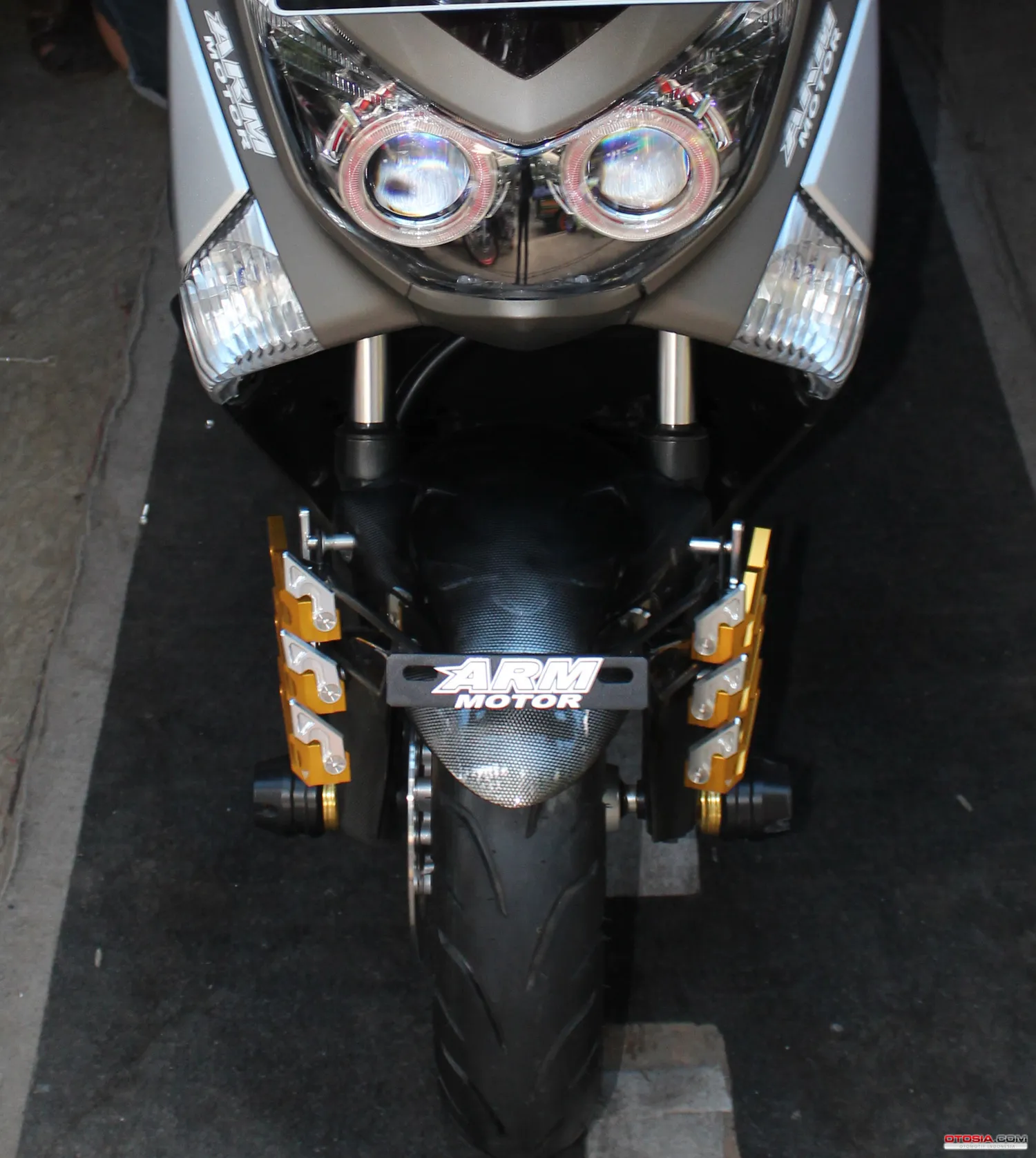 Sirip Emas ER 6N Pemanis Plat Nomor Yamaha N Max