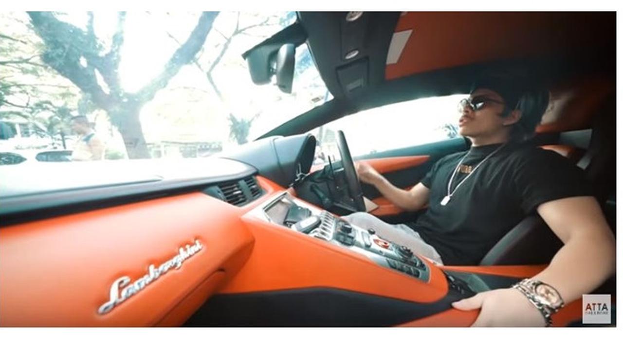 Atta Halilintar saat jajal Lamborghini baru (Youtube/Atta Halilintar)