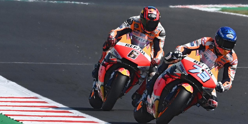 Duo Repsol Honda, Stefan Bradl dan Alex Marquez. (ANDREAS SOLARO / AFP)