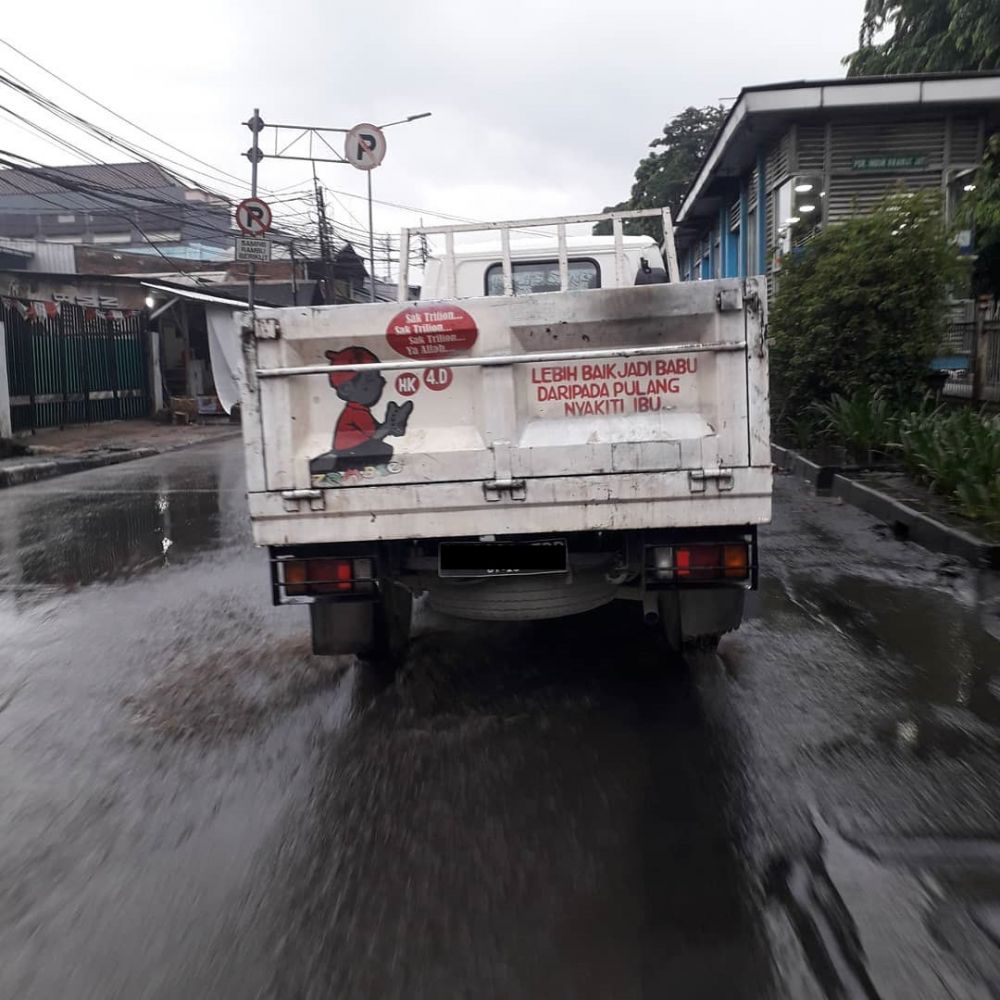 Ragam Tulisan Lucu Di Bak Mobil Pickup