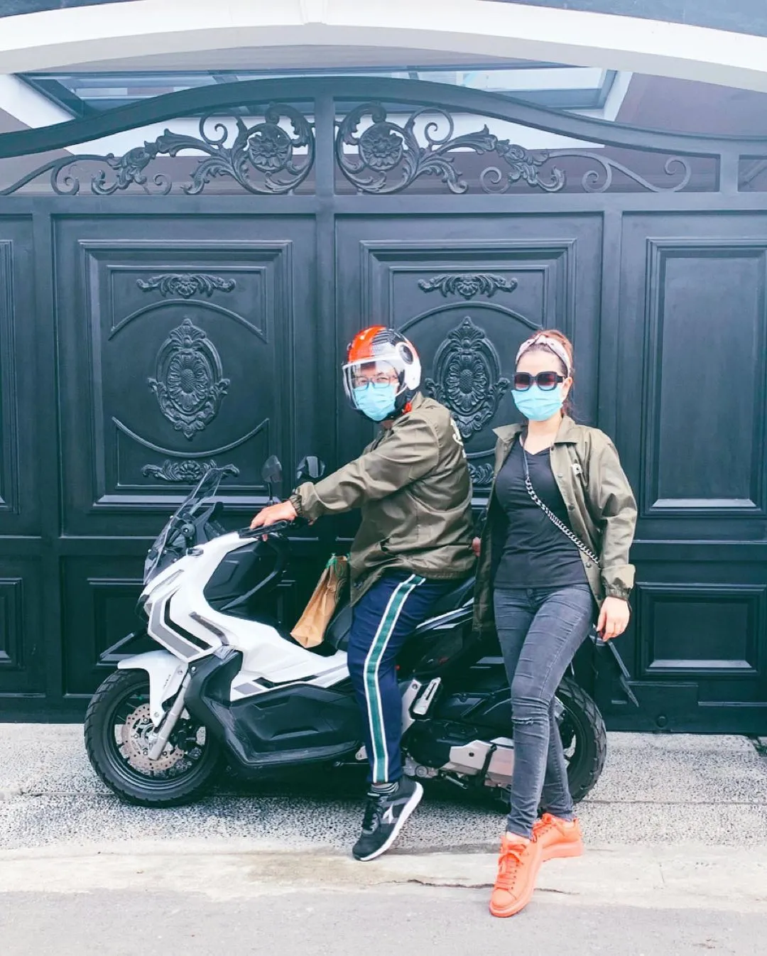 Tunggangi Honda Adv 150 Bareng Suami Vega Darwanti Bikin Netizen Heboh Otosia Com