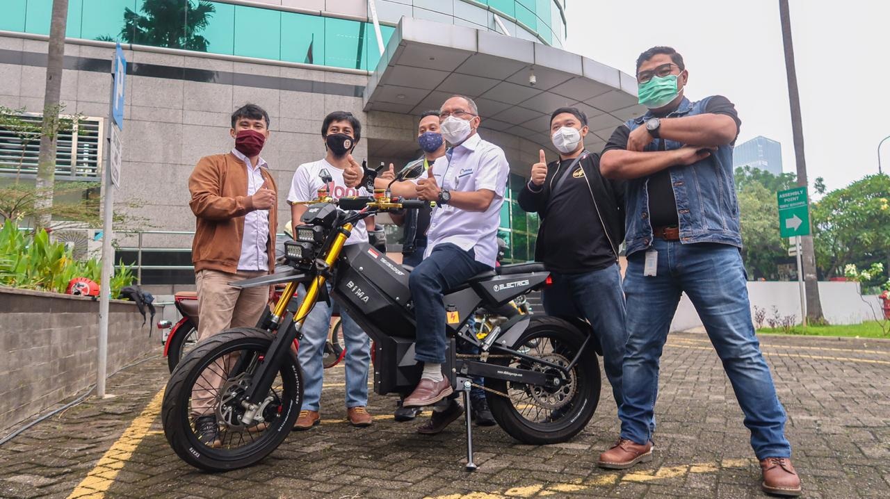 3 Anak Muda Ini Bikin Motor Listrik