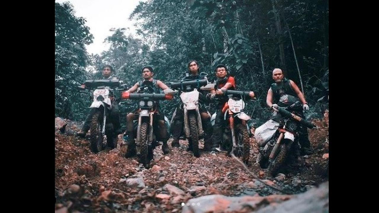 bnu Jamil dan tim Serigala Riders menerabas hutan Kalimantan. (Instagram/ibnujamilo)