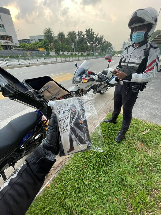 Pengendara motor diberi hadiah polisi (Facebook/Lee Joonmin)