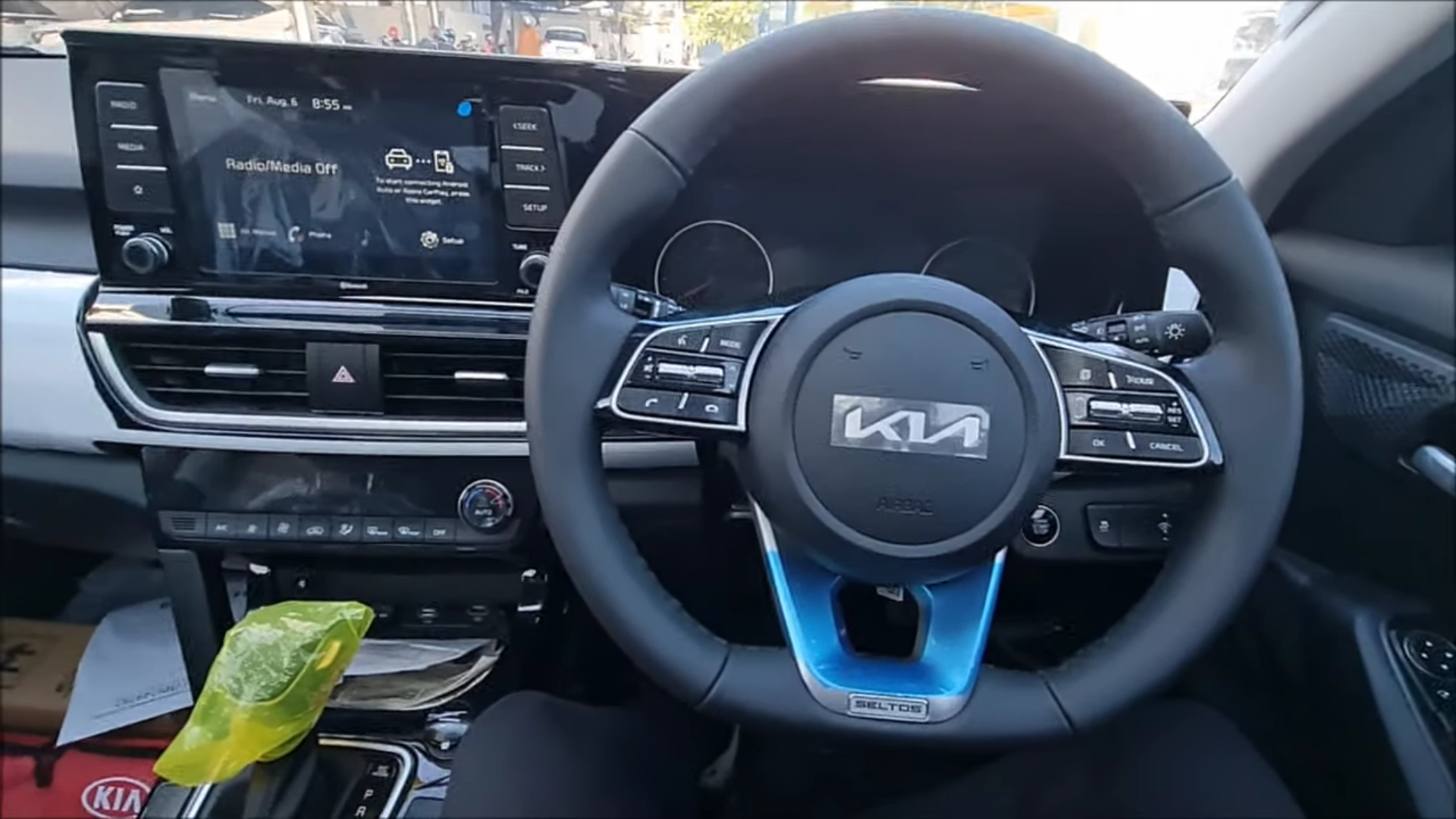 Interior Kia Seltos dengan logo baru di lingkar kemudi (YouTube/L Channel)