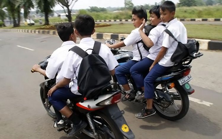 Ilustrasi anak-anak membawa motor sambil ngobrol (nyetirlebihbaik.id)