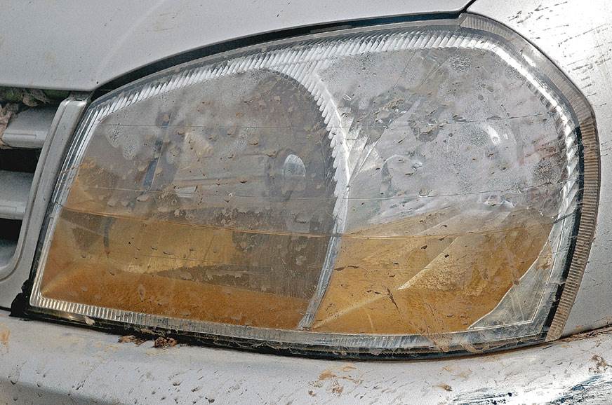 Ilustrasi lampu mobil kemasukan air (autocarindia.com)