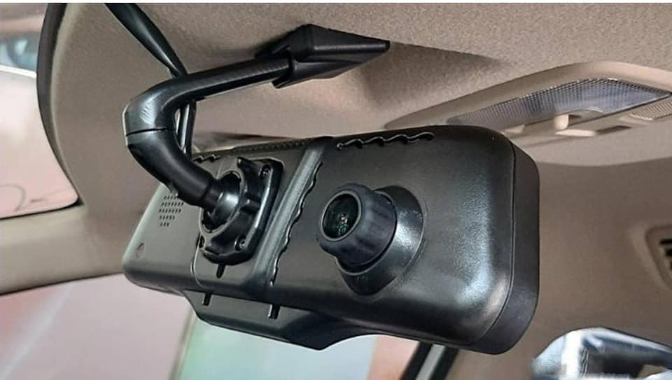 Tambahan DVR/dashcam di spion tengah (Facebook/@awaluddin)