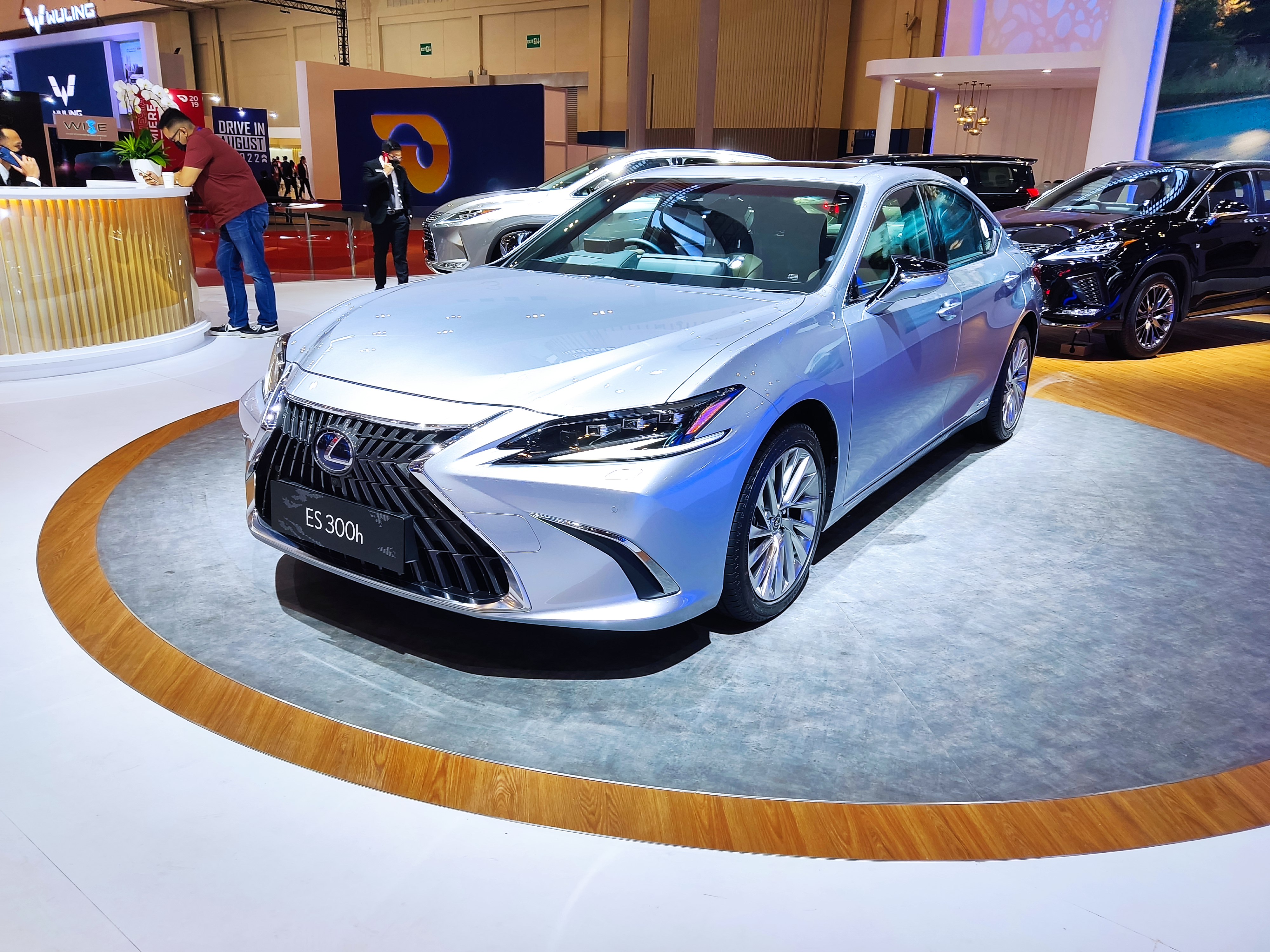 Lexus ES300h (Otosia.com/Arendra Pranayaditya)