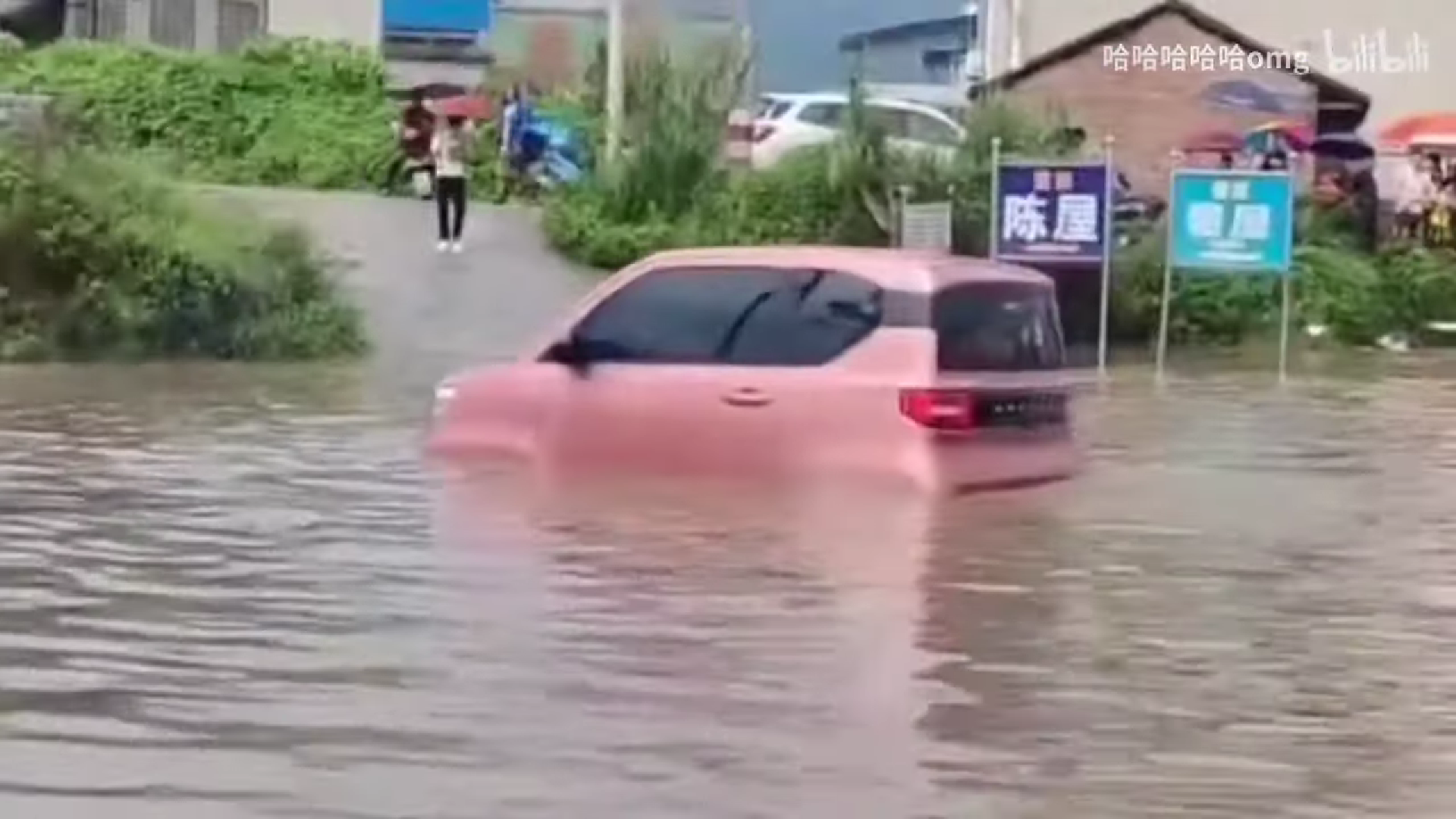 Wuling Mini EV di tengah banjir yang tinggi (YouTube/serba semua)