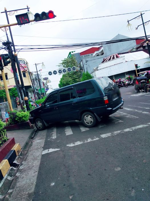 Parkir di tengah jalan (Facebook/Parkir Egois dan Ngawur)