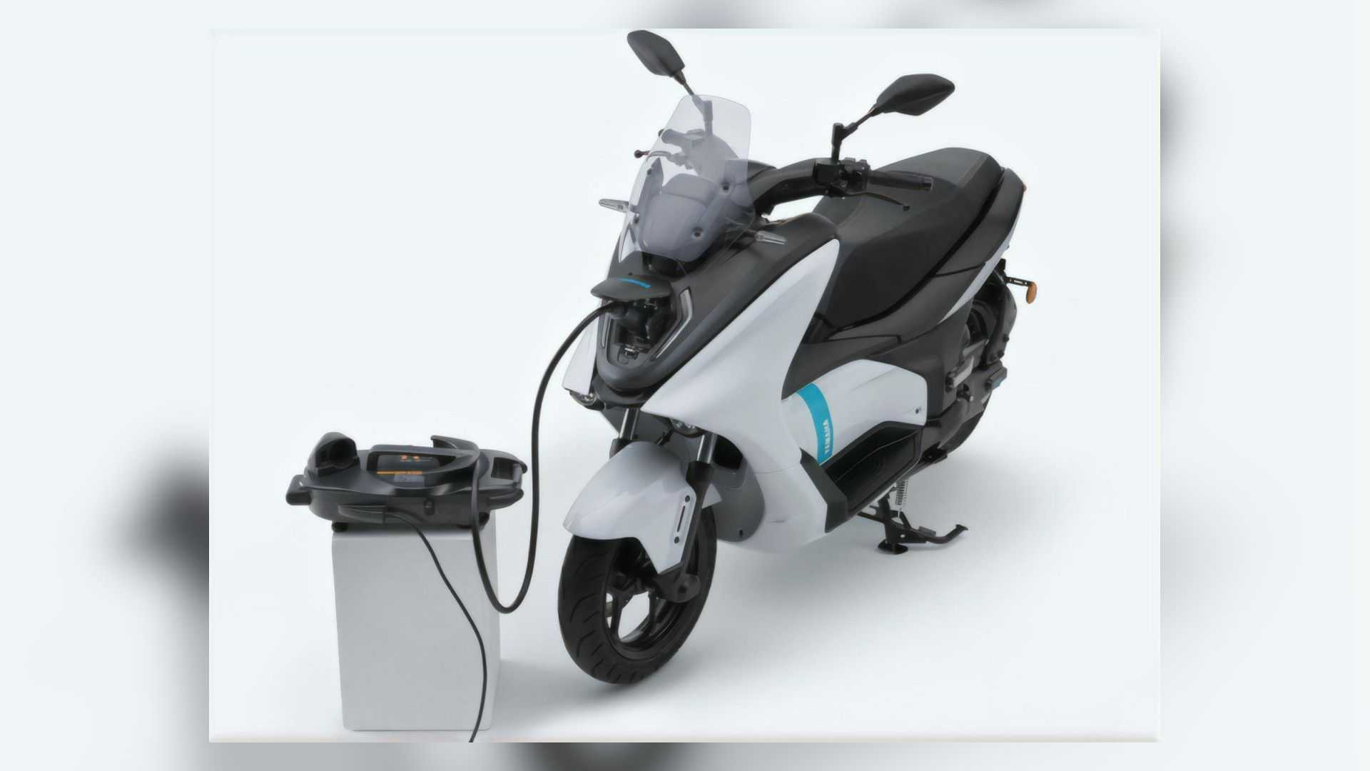 Yamaha E01 sedang mengisi ulang baterai (webbikeworld.com)