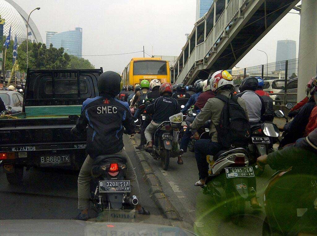 Denda semakin tinggi untuk penerobos jalur busway