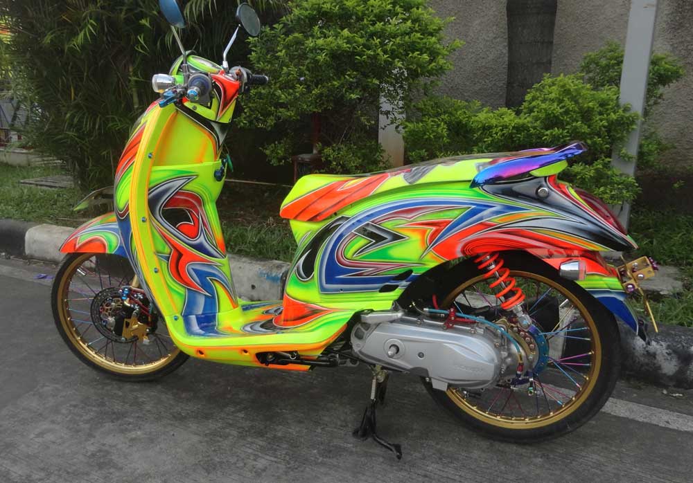 Penampilan Honda Scoopy dengan nuansa pelangi