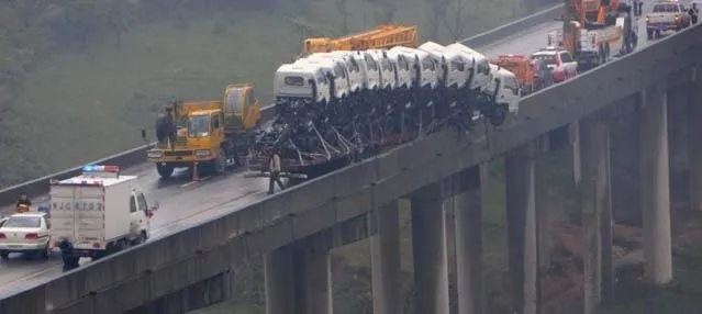 11 Truk Nyaris Terjun dari Jembatan!  merdeka.com