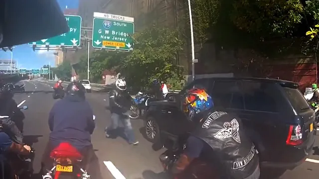 Bikers hampir menangkap pengemudi Range Rover beserta keluarga