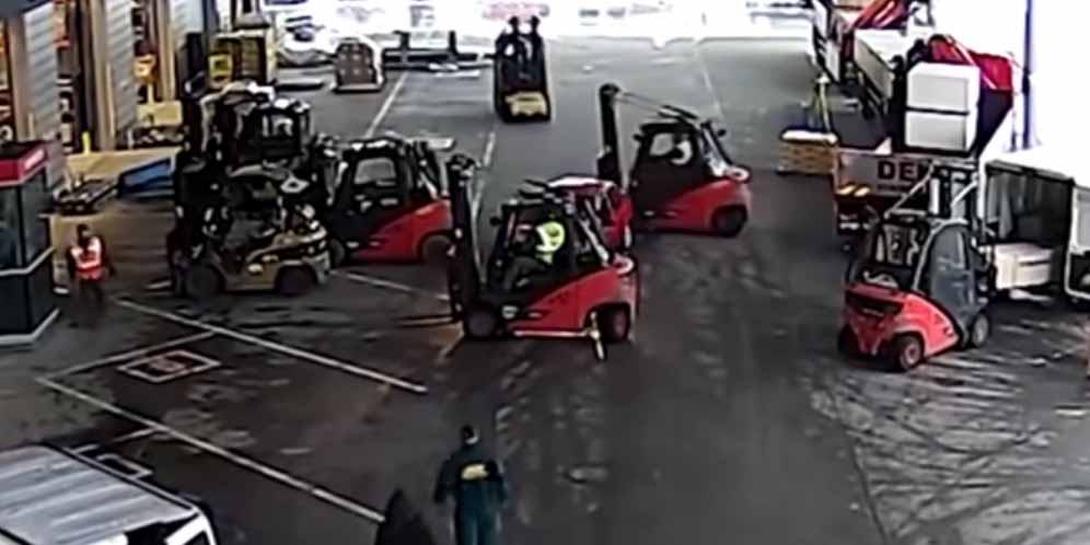 Mau 'Nyolong' Mobil, Pencuri Ini Dikepung Pakai Forklift!