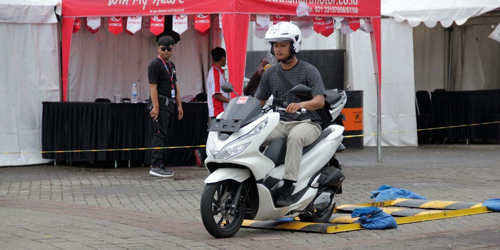 PCX dan Himalayan 'Balapan', Siapa yang Menang?