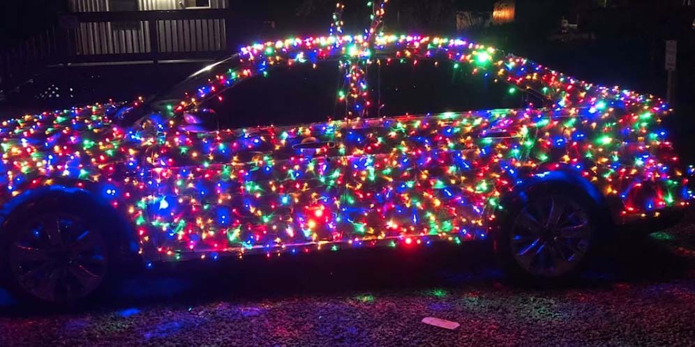 Sambut Natal, Mobil Sedan Ini Jadi Lampu Berjalan