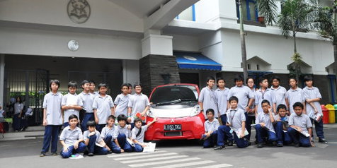 Mitsubishi i-MiEV Sambangi Sekolah Internasional
