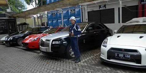 860+ Gambar Mobil Mewah Parkir HD