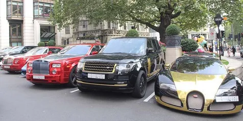 860+ Gambar Mobil Mewah Parkir HD