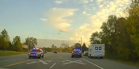 Bak Film Laga, Aksi Kejar-kejaran Pencuri Ambulans dan Polisi Terekam Kamera