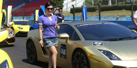 Deretan Mobil Syahrini dari Lamborghini Lapis Emas 