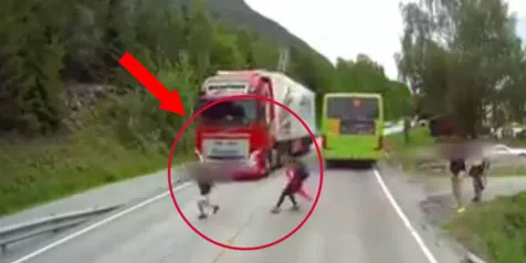 Berhasil Hindari Maut, Yang Keren Truknya atau Drivernya?