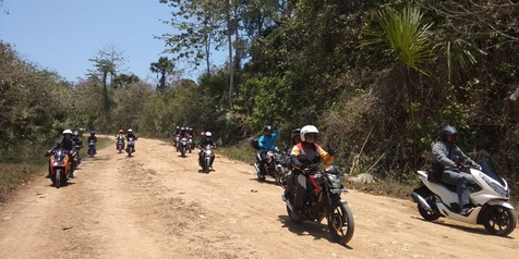 Komunitas Honda Malang Bersih-Bersih Pantai Kondang Merak