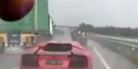 Ngebut Saat Hujan, Lamborghini Aventador Nyungsep di Jalan Tol Sragen