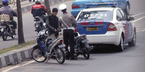 Pemotor di Tangsel Nekat Rusak Motornya dan Bentak Polisi Lantaran Ditilang