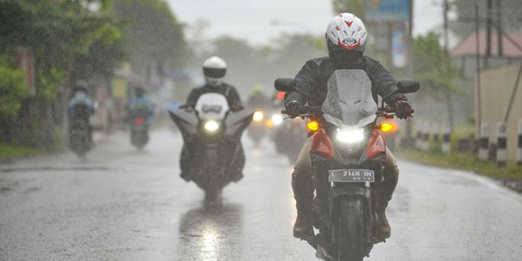 Simak Tips Supaya Berkendara Motor Tetap Aman dan Nyaman Saat Hujan