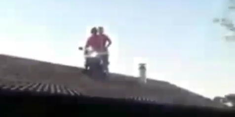 Gokil Nih, 2 Pria Naik Motor di Atap Rumah