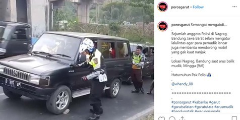 Aksi Petugas Bantu Dorong Mobil Pemudik yang Mogok Bikin Netizen Bangga