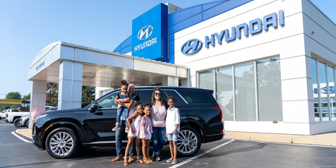 Adopsi 4 Anak, Pasangan Ini Dihadiahi SUV Hyundai