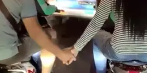 Viral, Video Pasangan Gandeng Tangan Saat Naik Ojol