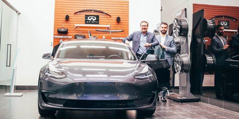 Tak Punya Produk Mobil Listrik, Dealer Infiniti Jualan Tesla Model 3