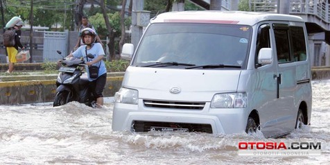 Ini Alasan Mobil Terjebak Banjir Tidak Boleh Asal Derek