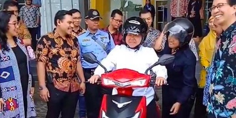 6 Potret Walikota Surabaya Tri Risma Harini saat Tunggangi Motor Listrik
