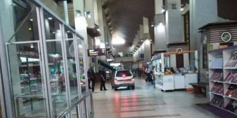 Bikin Heboh, Emak-Emak Nyetir Mobil Kancil Masuk ke Gedung Bandara