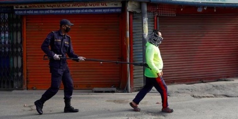 8 Aksi Polisi di Beberapa Negara Tertibkan Warga saat Lockdown