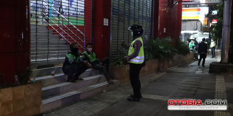 PSBB Jakarta, Polisi Terus Sweeping Kerumunan Ojol Saat Malam Hari