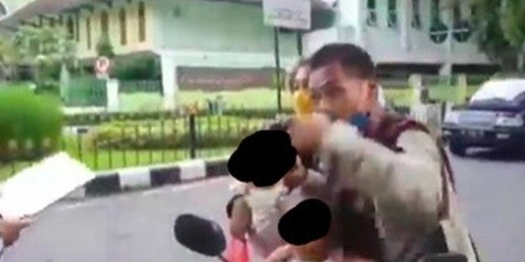 Tak Pakai Helm, Pemotor Pakai Masker Ngeyel Saat Ditilang Polisi