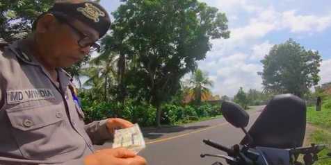 Viral Video Polisi di Bali Tilang Pemotor Bule Lantaran Tak Nyalakan Lampu, Suruh Bayar Rp1 Juta