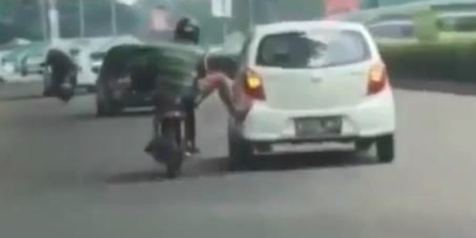 Viral Video Pemotor Dorong Mobil LCGC Putih, Kakinya Kuat Banget